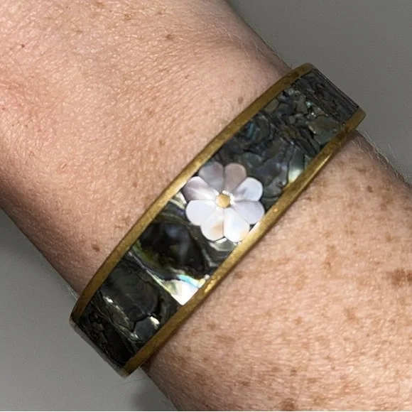 VINTAGE Abalone Inlay Cuff Bracelet With Mother of Pearl Daisy Flower - Picture 12 of 13